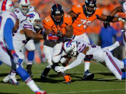 El running back C. J. Anderson corre para tres touchdowns. AFP / J. Edmonds