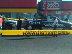 Peritos forenses acudieron al lugar para levantar el cadáver. ESPECIAL /