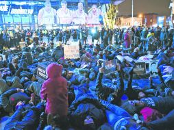 Indignados. Manifestantes se acostaron en las calles de Nueva York durante una nueva jornada de protestas por los conflictos raciales. AFP /