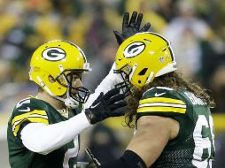 Mason Crosby (#2) celebran con su compañero un gol de campo ante los Halcones de Atlanta. AFP / M. McGinnis