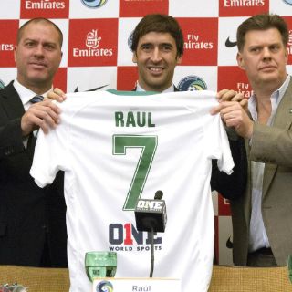 Raúl González es presentado con el Cosmos de NY