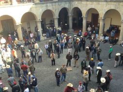 Los maiceros entran al Congreso de Jalisco; trabajadores de la sede legislativa se dicen agredidos. EL INFORMADOR / O. García