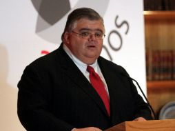 Carstens explica que la economía estadounidense y el precio del petróleo afectan la paridad del peso frente al dólar. NTX / ARCHIVO