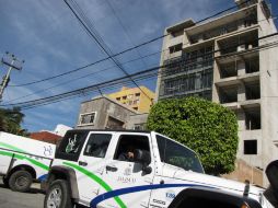 Según testigos el hombre perdió el equilibrio y se inclinó hacia abajo, logró sujetarse de una tabla, pero esta se venció. EL INFORMADOR / S. Blanco