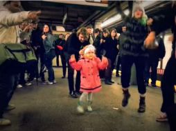 La pequeña contagió de buen humor a más pasajeros que la acompañaron con baile y aplausos. YOUTUBE / Coyote AndCrow