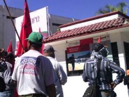 Además, exigen la presentación de los 42 normalistas de Ayotzinapa desaparecidos. SUN /