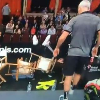 Caída de Elton John se vuelve viral