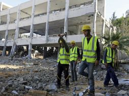 Trabajadores palestinos quitan los escombros de la Abdelnaser que fue destruida durante el reciente conflicto entre Israel y Hamas. AP / ARCHIVO