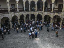 Alrededor de 300 manifestantes tomaron por casi 12 horas el Congreso. EL INFORMADOR / F. Atilano