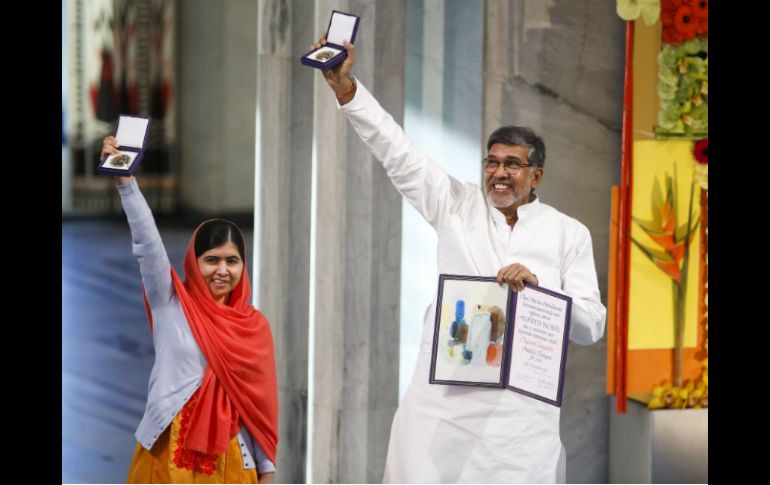 Malala de 17 años y Kailash, que no es reconocido en su propio país, con el premio entregado en Oslo. AFP / C. Poppe