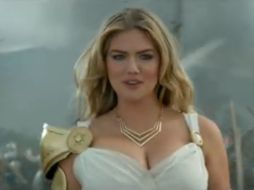 Upton aparece como una diosa guerrera, con una fiera apariencia en la que ayuda a un ejército de hombres armados. YOUTUBE / Game of War