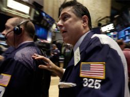 Inversionistas se muestran preocupados ante factores políticos en Europa y nerviosos por volatilidad en precios del crudo. AP / ARCHIVO