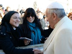 La religiosa le entrega el presente al Papa, que lo recibe con una gran sonrisa. AFP /