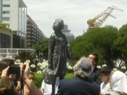 La artista holandesa Jet Schepp fue quien realizó la estatua. TWITTER / @DHumanosBA