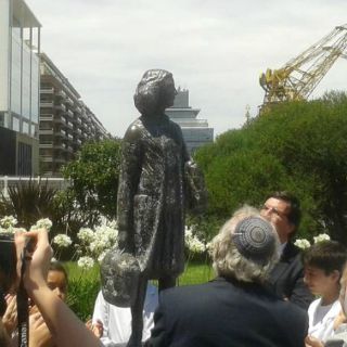Inauguran monumento de Ana Frank en Buenos Aires