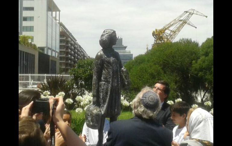 La artista holandesa Jet Schepp fue quien realizó la estatua. TWITTER / @DHumanosBA
