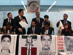 Los familiares de los estudiantes desaparecidos exigen la presentación con vida de los mismos. EFE / A. Cruz