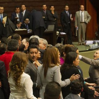 Avalan ley de Fiscalía y debaten por Ayotzinapa