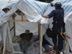 Policías desalojan la acampada de Occupy Central en el distrito de Admiralty en Hong Kong. EFE /