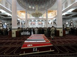 Compañeros, familiares y amigos junto a los ataúdes de los soldados, asesinados hace tres días por combatientes de Al Qaeda, en Saná. EFE / Y. Arhab