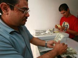 Esto ha provocado que miles de personas crucen a Estados Unidos a cambiar pesos por dólares. EL INFORMADOR / ARCHIVO