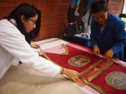 El objetivo de la restauración, es colocarla de forma horizontal y por abajo instalar un espejo para ver la otra cara de la insignia. TWITTER / @Inahmx.