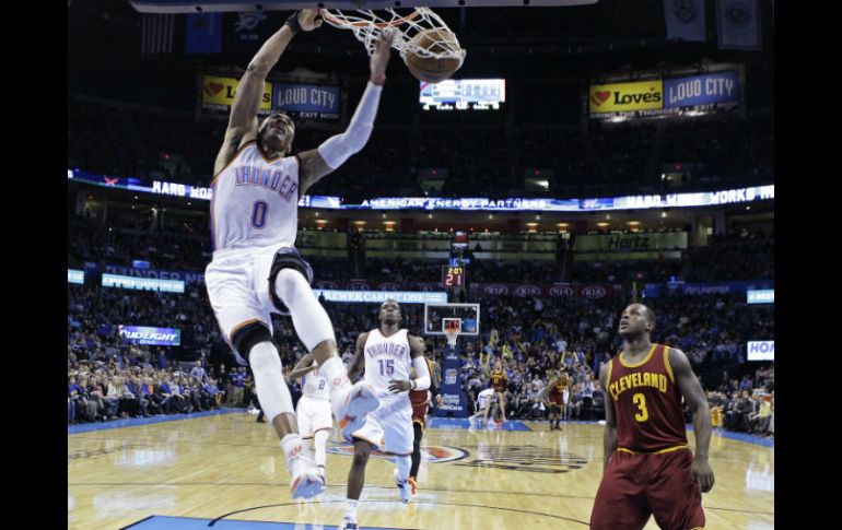 Russell Westbrook clava la pelota en el aro. Fue el jugador que logró más puntos anoche con 26. AP / S. Ogrocki