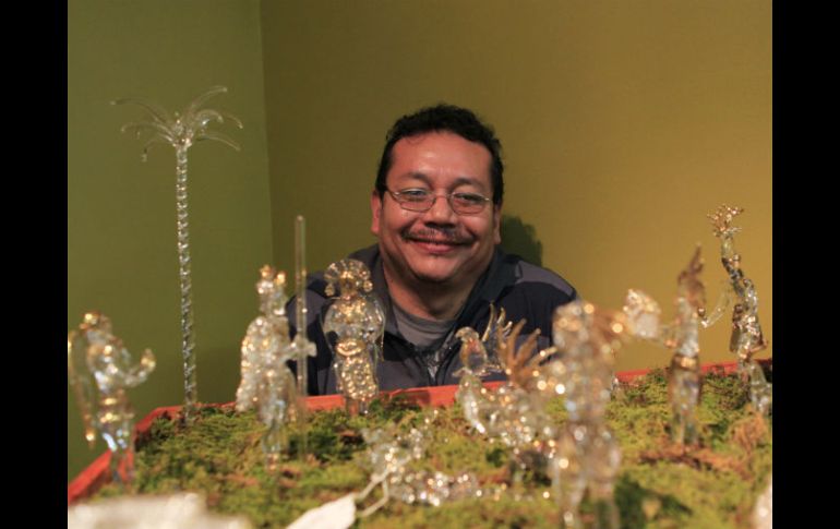 El artesano Gabriel Tavares elaboró un 'Nacimiento Azteca', en el que María y José son representados por dos indígenas. EL INFORMADOR / M. Vargas