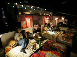 Espectadores disfrutan de una película desde una cama en el cine Kinostar De Lux Multiplex en Moscú. EFE / Y. Kochetkov