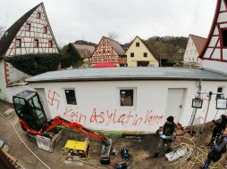 Se hallan cruces gamadas y otras señas xenófobas, además del mensaje 'No a los refugiados en Vorra'. AP /