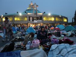 Miles de peregrinos descansan en la madrugada frente a la Basílica de Guadalupe en la Ciudad de México. EFE / S. Gutiérrez