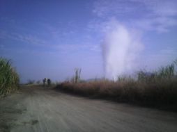 Habitantes del área indican que a lo lejos se observa un chorro de unos 20 metros de altura. ESPECIAL /