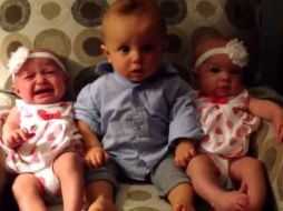 London se sienta confundido al lado de sus hermanitas gemelas. YOUTUBE / Rumble Viral