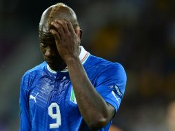 Mario Balotelli ha causado más polémica fuera de la cancha que en ella. AFP / ARCHIVO