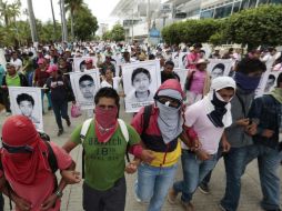 Alrededor de tres mil manifestantes exigen también el regreso de los 42 normalistas de Ayotzinapa. AP /