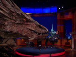 Mediante un ensamble de efectos especiales Smaug se presenta en el estudio de Stephen Colbert. ESPECIAL / Comedy Central