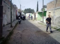 Policías y forenses acudieron a retirar el cuerpo. ESPECIAL /