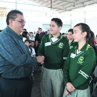 Entregan mobiliario a escuelas de Atotonilco
