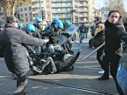 Sometimiento. La Policía se enfrenta con manifestantes en el centro de Turín, donde nueve personas fueron detenidas. AFP /