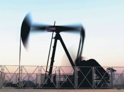 La caída de los precios del petróleo está congelando cada vez más proyectos, afirman analistas. AP / ARCHIVO