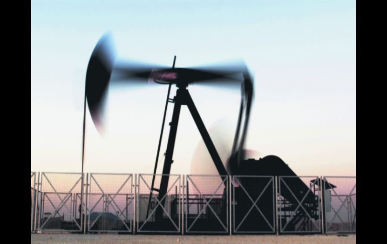 La caída de los precios del petróleo está congelando cada vez más proyectos, afirman analistas. AP / ARCHIVO