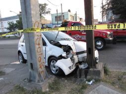 Se cree que el conductor viajaba solo; el Semefo llegó al sitio para realizar los peritajes. EL INFORMADOR /