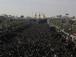 El Arbaín conmemora la muerte del imán Husein, una de las figuras más veneradas por los chiitas, mayoritarios en este país. AFP / M. Sawaf
