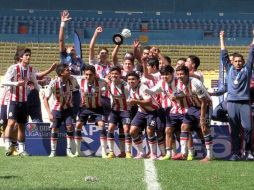 El equipo rojiblanco celebra su triunfo. TWITTER / ‏@Chivas