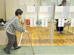 Un votante anciano entra en un centro de votación para las elecciones generales en la ciudad de Isumi, Japón. AFP / E. Kennedy Brown