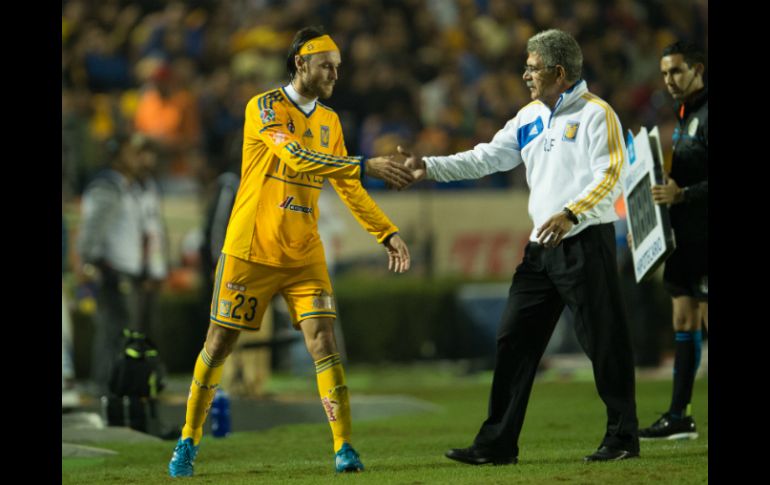 El técnico Ricardo Ferretti (d), busca que sus pupilos practiquen penaltis por si la contienda tiene que definirse así otra vez. MEXSPORT / J. Martínez