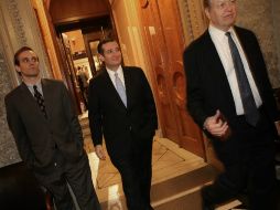Los senadores Ted Cruz (c) y R. Shelby (d) salen de la Cámara tras aprobarse el presupuesto federal octubre 2014-septiembre 2015. AFP / W. McNamee