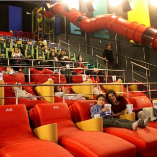 Inauguran sala de cine, y de juegos