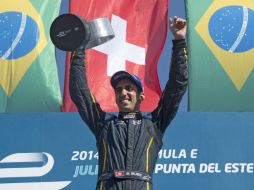 Buemi subió a lo alto del podio, escoltado por los brasileños Piquet y Di Grassi. AFP / P. Porciuncula