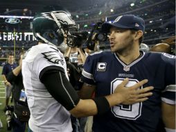 Mark Sánchez de Filadelfia, izquierda, felicita a Tony Romo de Dallas, después del juego de la semana 13. AP / T. Sharp